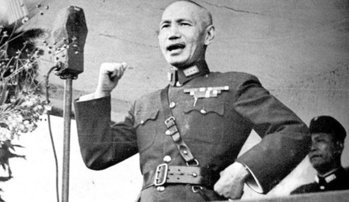 卢沟桥事变后，蒋委员长向国军发表抗战讲话。