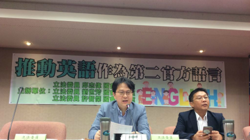  巴台断交后，台湾政界与民间反思外交问题，立委许智杰（右）与立委邱志伟（左）参加推动英语为第二官方语言的公听会。（图片来源：VOA） 