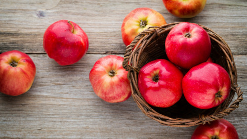 苹果蒸熟吃，适合腹泻患者食用。