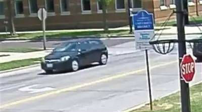 FBI公布錄像中的涉案黑色汽車。