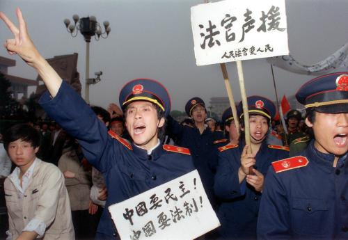 1989年5月18日，北京法官身穿制服走上街头声援绝食学生，要民主要法制。