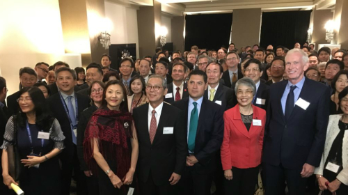 “选择美国投资峰会”台湾代表团与美国官员、企业界代表合影。（图片来源：VOA） 