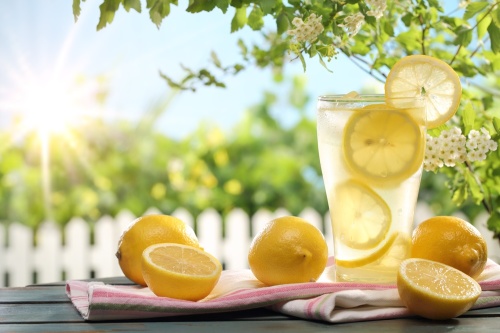 起床后喝一大杯温柠檬水，可以帮助身体排毒。
