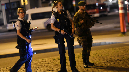 周二（6月20日）布鲁塞尔中央火车站发生爆炸，数百名乘客紧急疏散。两名比利时警察和士兵正在安排现场防卫。（图片来源：Getty images) 