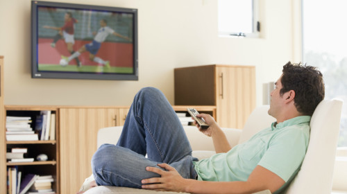 长时间看电视容易对身体造成损害！