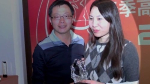 孙茜（右）出席浙商创投杯2012春季高尔夫邀请赛 ，获颁女子“总杆季军”。
