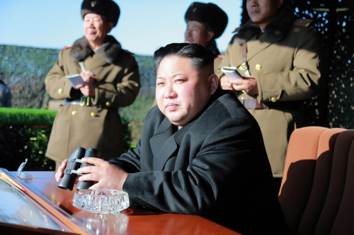 金正恩观看朝鲜军队军事演习。