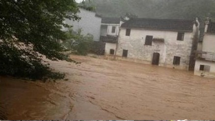湖南暴雨淹水3米江西村落水浸成灾