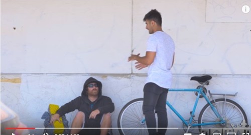 流浪汉卖自行车为路人买食物获意外回报图/视频