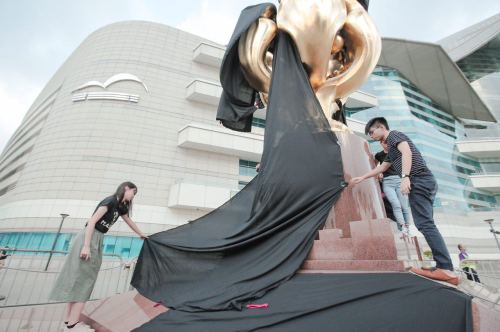 香港湾仔金紫荆广场的紫荆花雕塑被披上黑布。