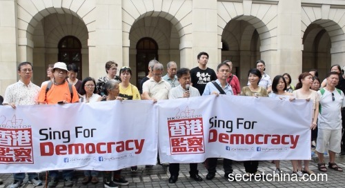 习近平访港前，2047香港监察唱民主歌表达普选诉求。