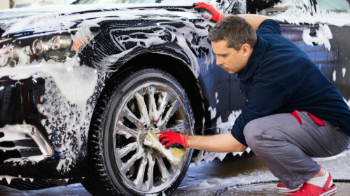 自己在家洗車，不僅能洗乾淨還省錢。