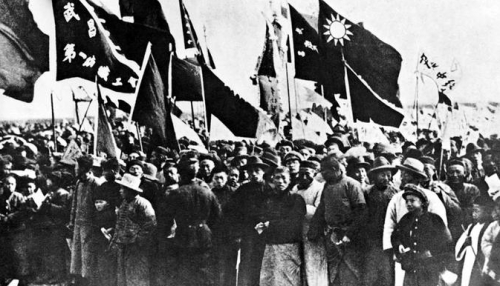 1926年10月，武汉人民热烈欢迎北伐革命军攻克武汉三镇。
