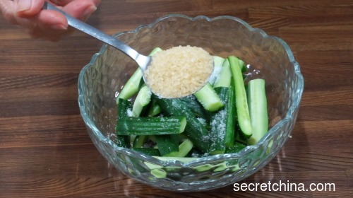 4、将小黄瓜放入空碗中，放入盐、糖。