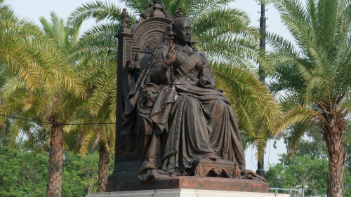 香港维园内的维多利亚女王铜像 