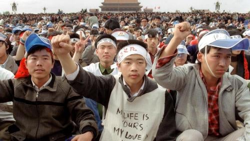 1989年，北京爱国师生聚集在天安门广场要求民主自由