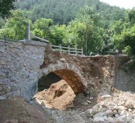 陕西省丹凤县农村的“豆腐渣”桥梁