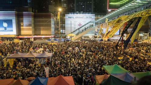 2014年12月10日清场前夕，金钟占领区傍晚恢复雨伞运动初期人头涌涌的景象。