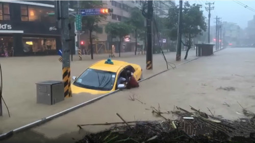 台湾暴雨基隆出租车司机险遭灭顶爬窗逃生（图片来源：Youtube截图）