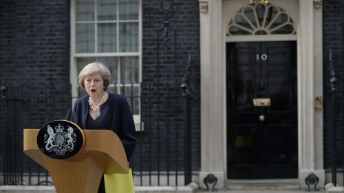 英国首相特丽莎梅在唐宁街10号门前演讲