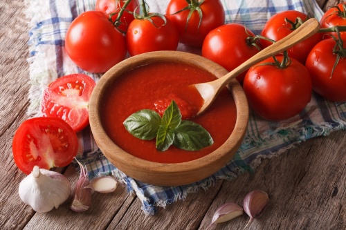 番茄红素能在肌肤表层形成一道天然屏障，有效阻止辐射对肌肤的伤害。
