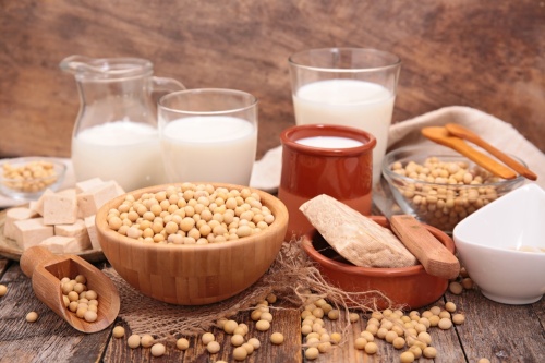 大豆异黄酮在黄豆食品中含量最丰富，可预防摄护腺疾病。