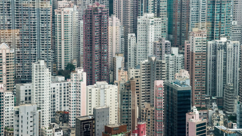 香港樓價升勢不止，無房人士要獲房惟有寄望新居屋。今期居屋炙手可熱，居屋超額認購42倍，即最少43人爭一個單位。 