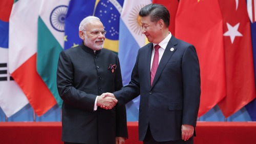 2016年杭州G20峰會上，莫迪與習近平握手
