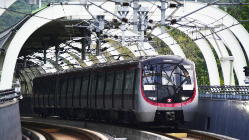 今天早上6時許，一班開往紅磡的列車駛離沙田站時，有外圍職員發現列車第9卡車底冒煙。 