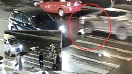 河南省一名女子夜间过斑马线时被一辆红色的士撞倒