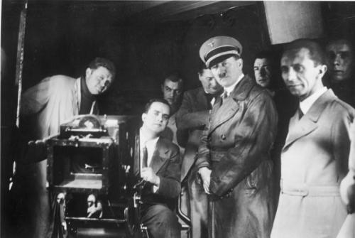 希特勒和戈培爾參觀烏髮電影公司