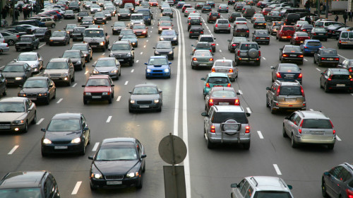 交通尖峰时刻，路上车子多，皮肤被污染的情况就更严重!