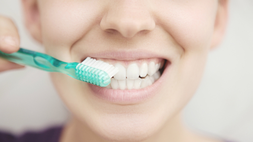 晚上刷牙能预防牙菌斑形成。