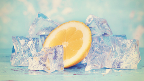 常吃冷冰冰的东西会伤害牙齿、刺激内部组织。