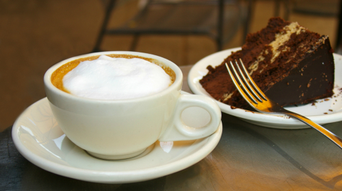 喝咖啡时，如果加入大量的糖和奶球，热量将大大提高。