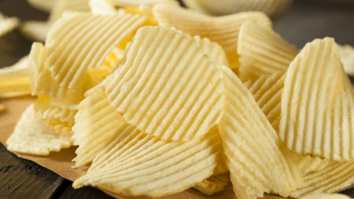 薯片脂肪和热量很高，要减肥就要戒掉。