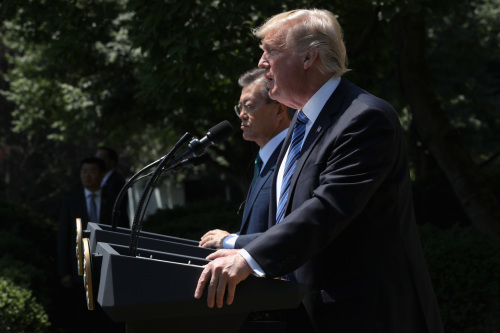 6月30日，美國總統川普與韓國總統文在寅在白宮玫瑰園發表聯合聲明。