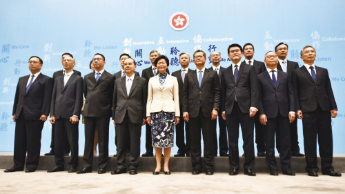 图为2017年林郑当选特首，和管治团队共同会见公众。（图片来源：Getty Images）