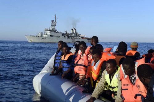 北非难民横渡地中海。