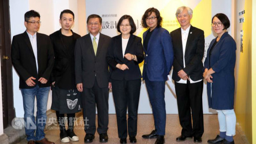 「設計M/m臺灣」特展10日在總統府展出，由總統蔡英文（中）為開幕致詞，並與展出藝術家合影。