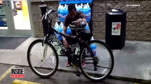 每天走2小时上班 加油站伙计获赠自行车