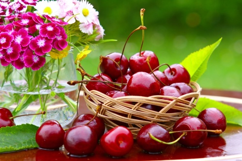 多吃樱桃能帮助控制血糖浓度，保护心血管。