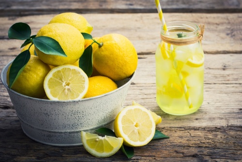 柠檬能促进血液循环，排出毒素。