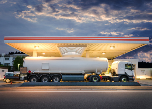油罐车卸下油料的时候，会激起油库中的杂质，导致油品油参差。