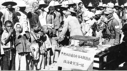 1938年，国民政府和国军向黄泛区灾民发放救济物质。