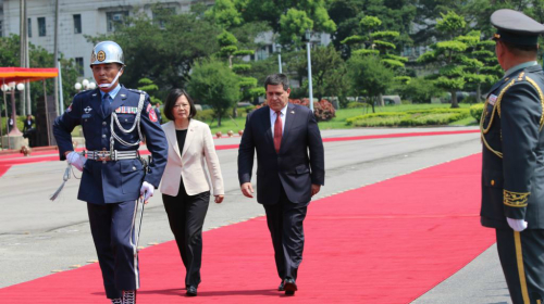 巴拉圭总统卡特斯与台湾总统蔡英文2017年7月12日检阅三军仪仗队