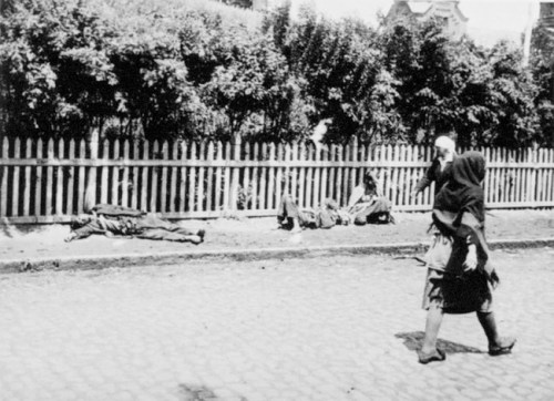 1933年卡爾可夫的路人從餓殍前經過。