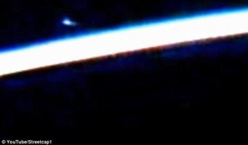 空间站视频拍到地球大气层有蝌蚪状UFO