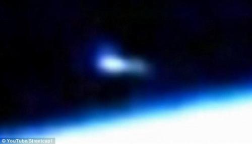 空间站视频拍到地球大气层有蝌蚪状UFO