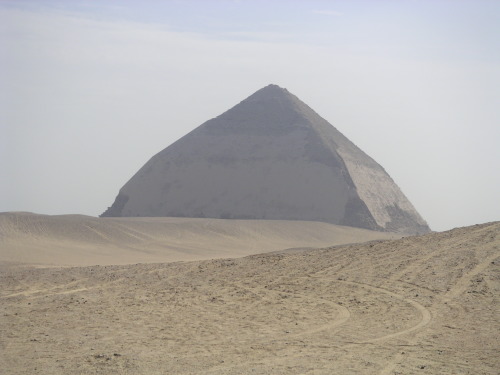 為什麼科學家提出金字塔是「遠古發電站」？